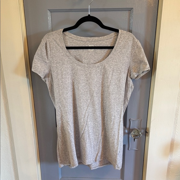 JCPenney Light Gray Women's Short Sleeve Tee - Picture 1 of 4
